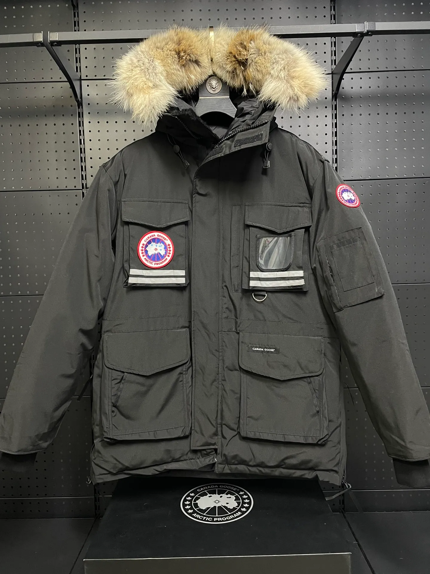 P1060 CANADA GOOES 🇨🇦ⒿⓅⓈ manufactures 10 models of snow curse men and women couples. Factory direct supply: supplying global purchasing agents, micro-business, entities, Tmall, high-end stalls and studio cooperation, free shipping! There are 10 types of Canada Goose Snow Mantra parkas for men and women, the Rolls-Royce of down jackets. ➖ Industry-leading anti-counterfeiting chip sensing. ➖ Imported Behringer embroidery machines and customized embroidery labels, the highest level and industry leading. ➖ Imported Korean 21-count polyester-cotton blended original fabric, TC85 waterproof coated fabric, water-repellent, windproof and wear-resistant. ➖ The new national standard 90 white duck down has an average down filling of 300 grams. The amount of down filling is industry-leading. ➖ 100% nylon lining with double double-layer sealing design to prevent velvet running, and seamless thread design on the cuffs! ➖ Yoshida YKK provides original factory-customized electroplated sliders. YKK two-way lockable zippers are tight and smooth and do not peel off paint. ➖ 3M composite Velcro is durable and the accessories and hardware are all custom-made. Note: Our copywriting is only simple and clear. Instead of bragging about the copywriting, it is better to compare and understand with samples. Only for the purest goose, the most dedicated, the most professional, the highest quality, the highest cost performance! SIZE:XS-XXL [with size chart]